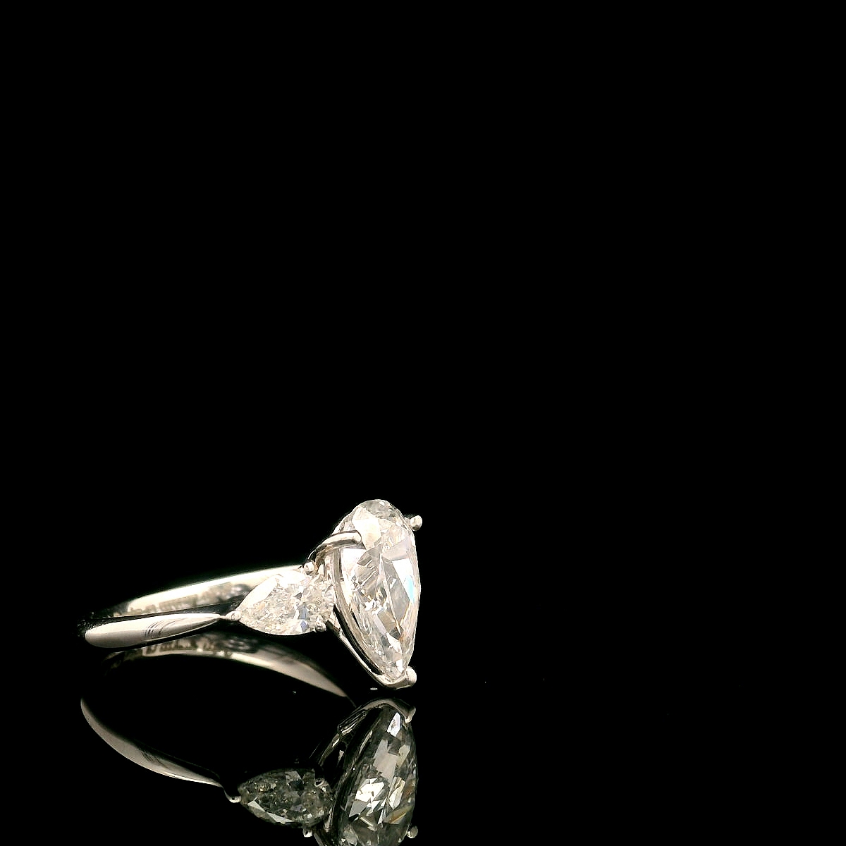 Elegant Pear-Shaped Diamond Ring - Image 2