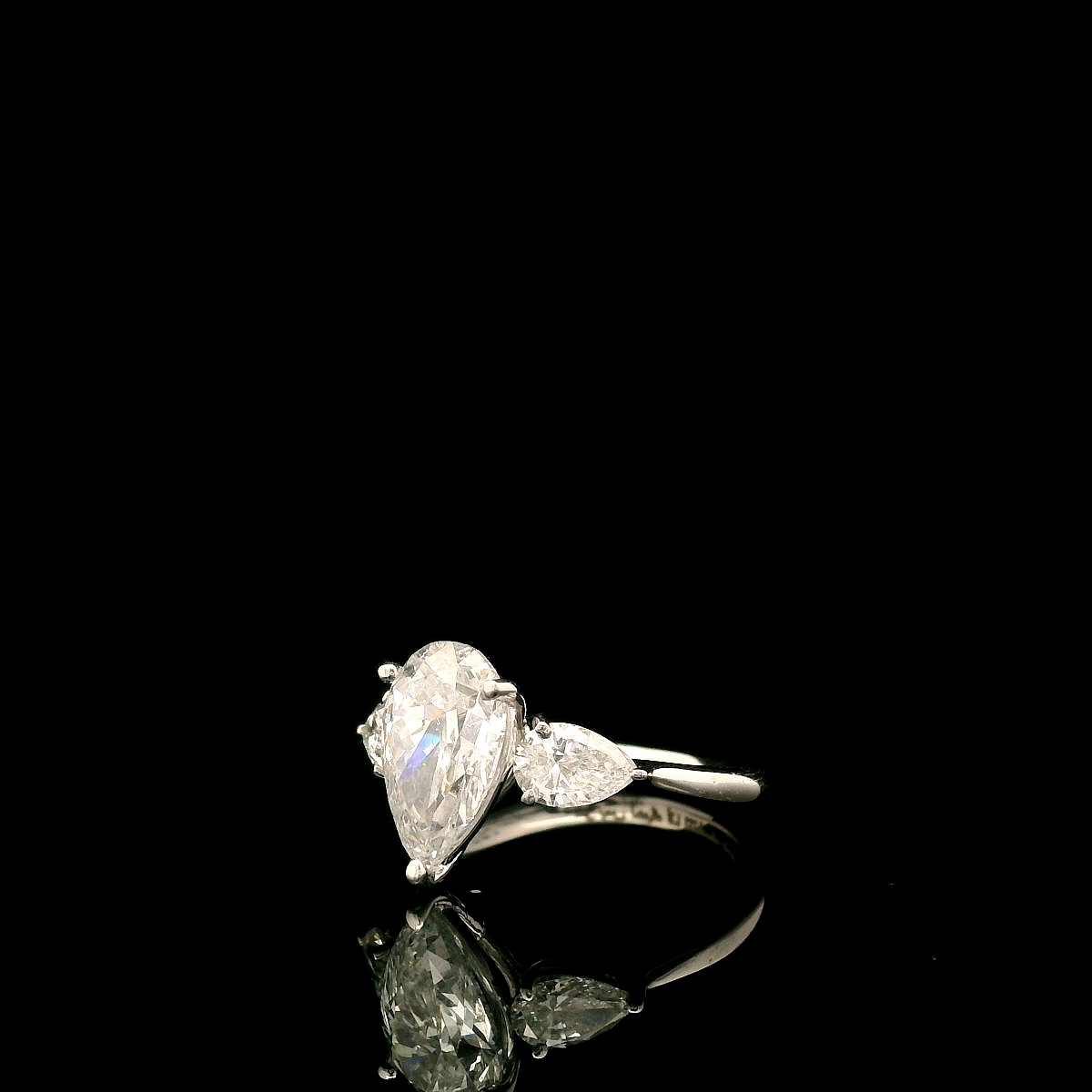 Elegant Pear-Shaped Diamond Ring - Image 3